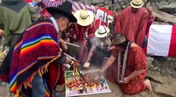 狂野西部，污名昭著的葛雷洛·迪拉库兹（丹尼·特乔 Danny Trejo 饰）带领心狠手辣的黑水帮劫持刑场，救出了几乎被处以绞刑的同母异父弟弟红龙卡文纳（迈克尔·C·豪尔 Michael C. Hall 饰）。过后卡文纳鼓动成心金盆洗手的老哥，前去位于科罗拉多的伊甸谷掳掠躲在银行金库中的金子。黑水帮在小镇年夜开杀戒，谁知关头时刻葛雷洛遭到卡文纳变节，被手下们乱枪打死。葛雷洛身后堕进地狱，见到了常常在梦中困扰他的魔鬼路西法（米基·洛克 Mickey Rourke 饰）。他与魔鬼买卖，许诺将在24小时内带来六小我成为路西法的牺牲。在此以后，葛雷洛从沉睡了一年之久的泉台中复苏，乘着地狱怒火血洗已改名墓碑镇的大盗乐土伊甸谷……